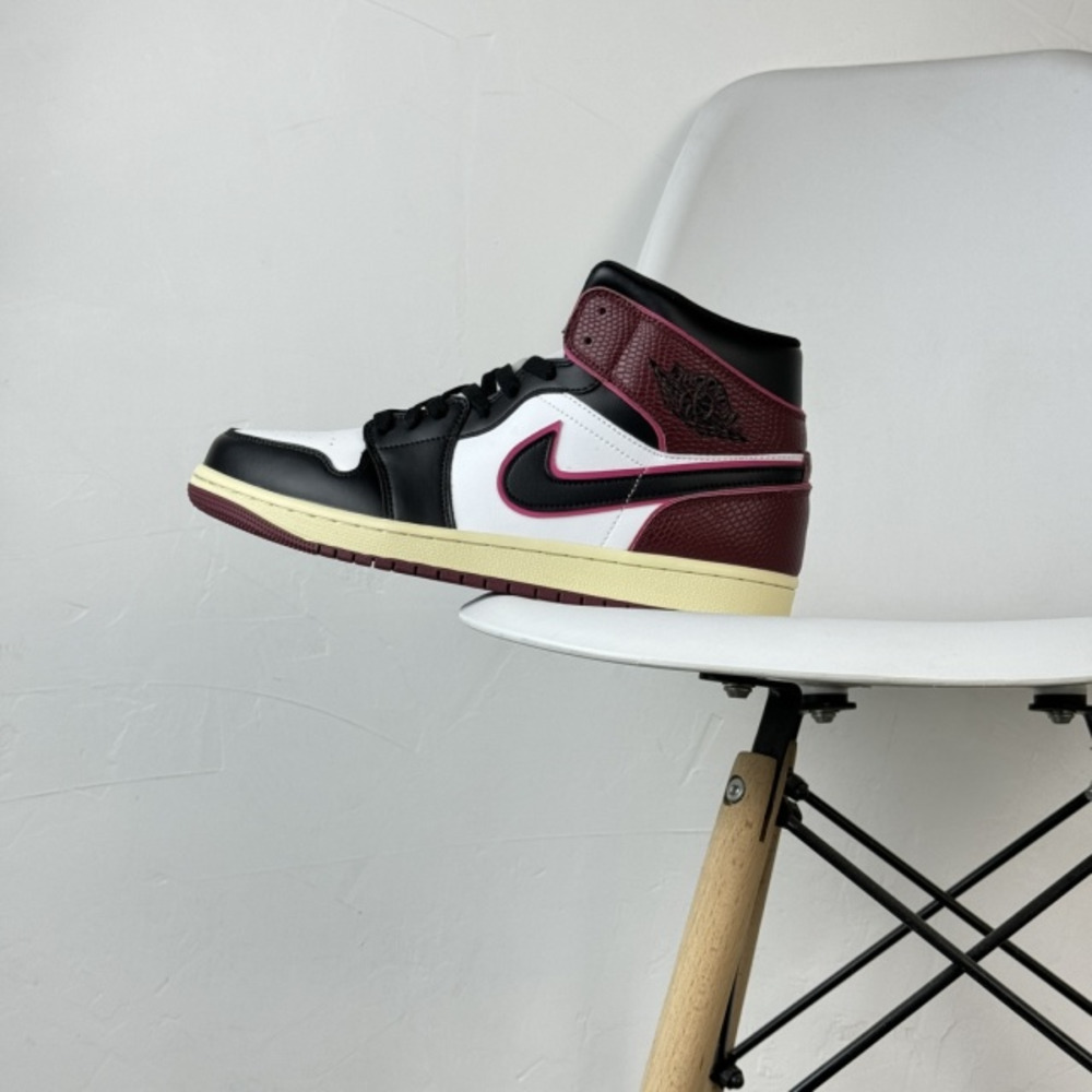 Air Jordan 1 Mid SE 
