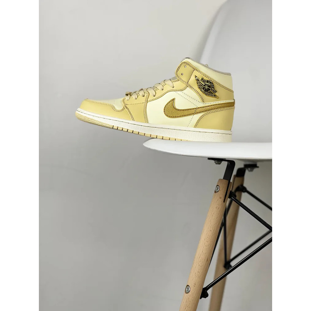 Air Jordan 1 Mid WMNS 